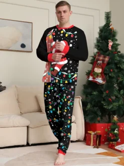 Pyjamas de Noël familiaux imprimés Père Noël noir et rouge et guirlandes lumineuses collection 2026