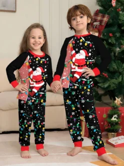 Pyjamas de Noël familiaux imprimés Père Noël noir et rouge et guirlandes lumineuses collection 2026