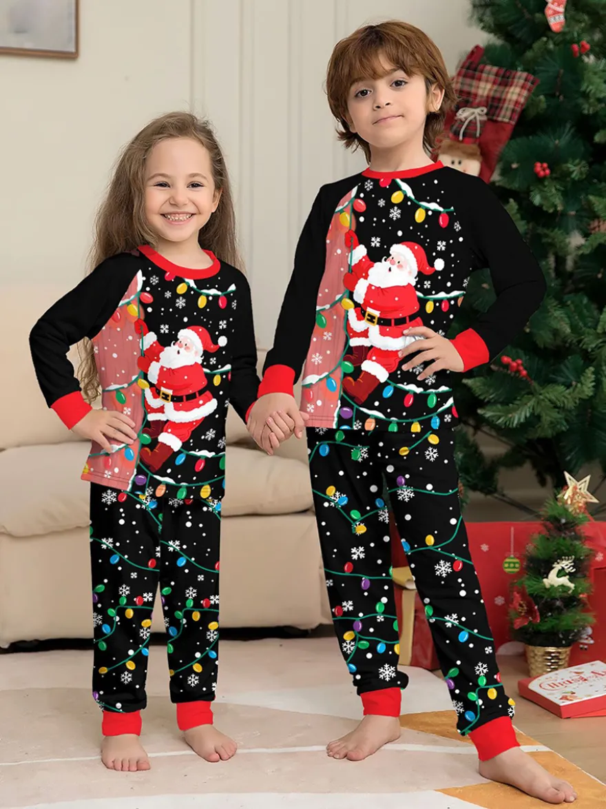 Pyjamas de Noël familiaux imprimés Père Noël noir et rouge et guirlandes lumineuses collection 2026