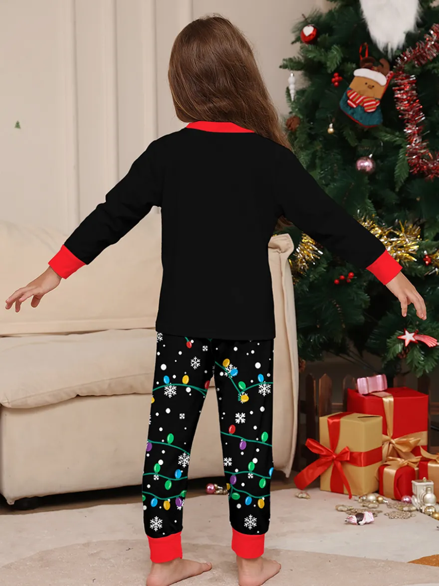 Pyjamas de Noël familiaux imprimés Père Noël noir et rouge et guirlandes lumineuses collection 2026