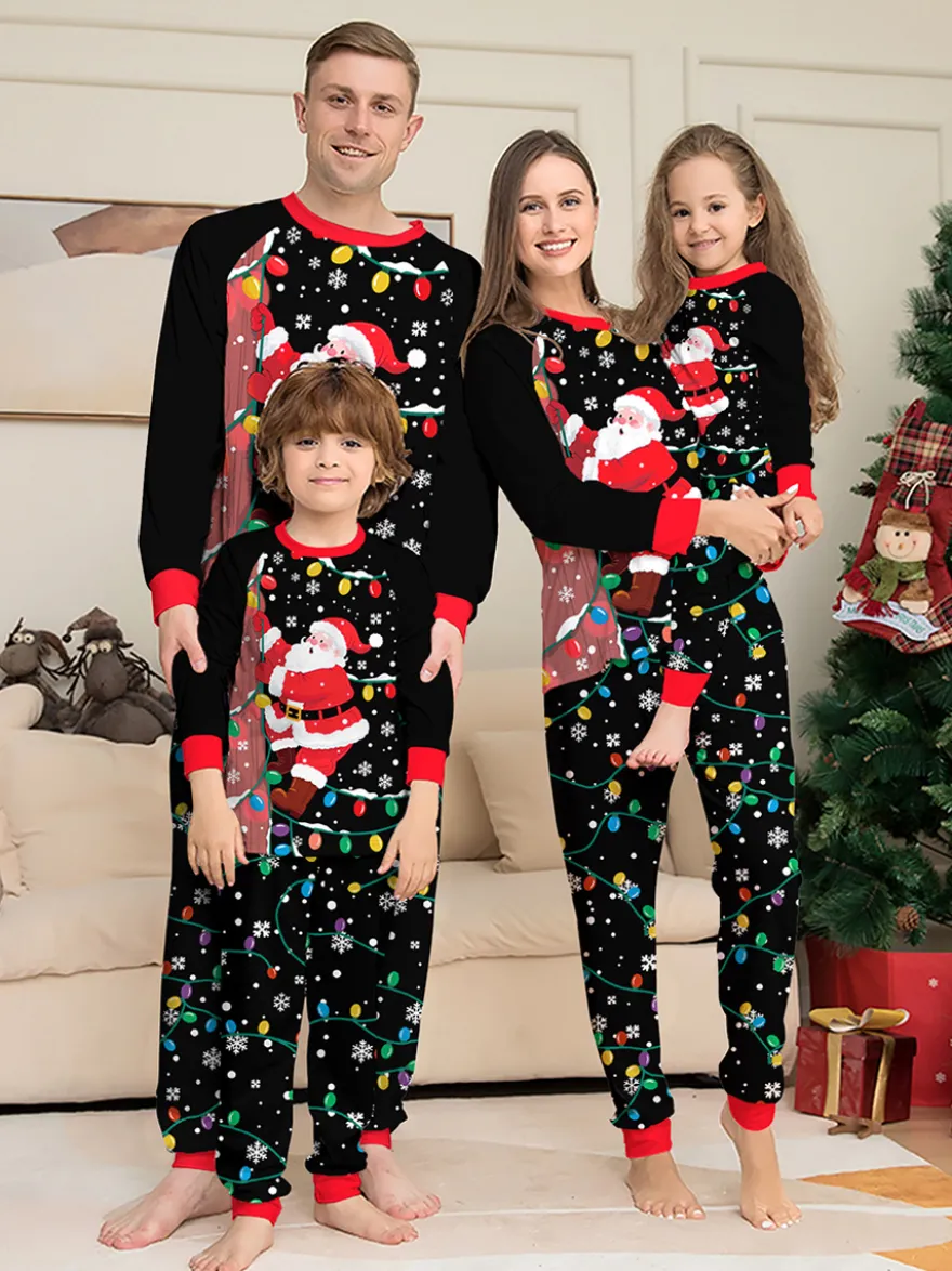 Pyjamas de Noël familiaux imprimés Père Noël noir et rouge et guirlandes lumineuses collection 2026