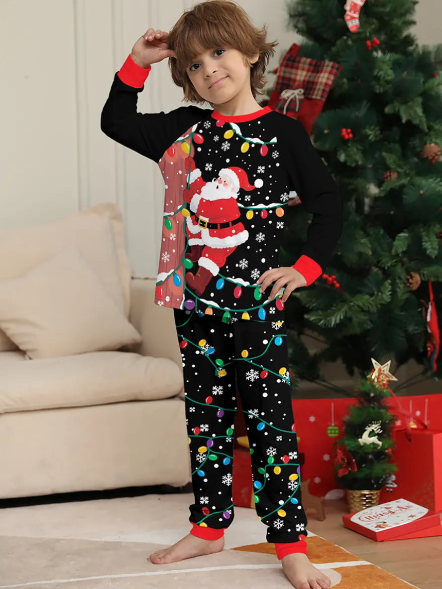 Pyjamas de Noël familiaux imprimés Père Noël noir et rouge et guirlandes lumineuses collection 2026
