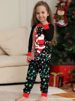 Pyjamas de Noël familiaux imprimés Père Noël noir et rouge et guirlandes lumineuses collection 2026