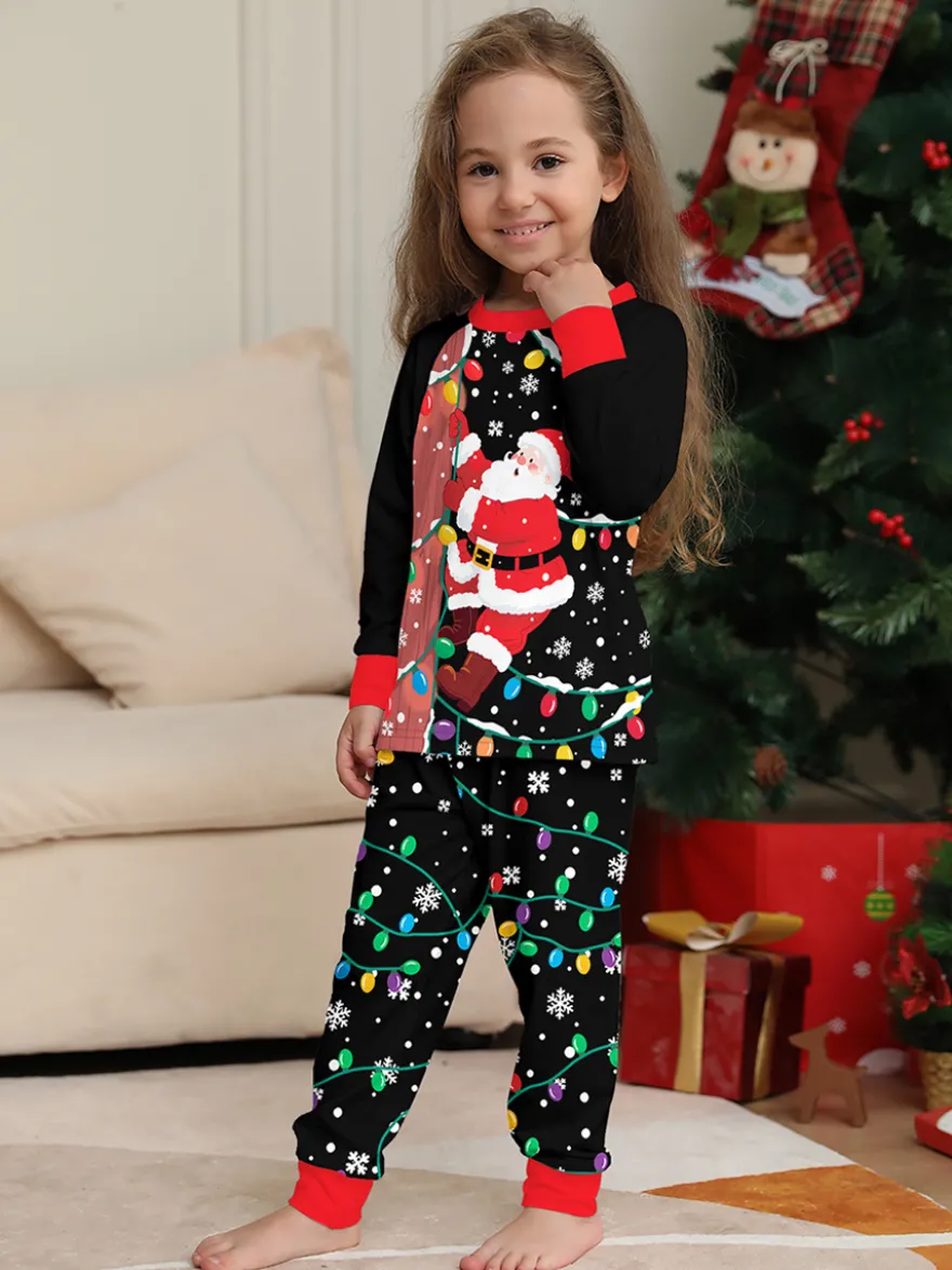 Pyjamas de Noël familiaux imprimés Père Noël noir et rouge et guirlandes lumineuses collection 2026