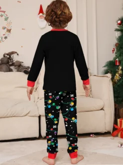 Pyjamas de Noël familiaux imprimés Père Noël noir et rouge et guirlandes lumineuses collection 2026