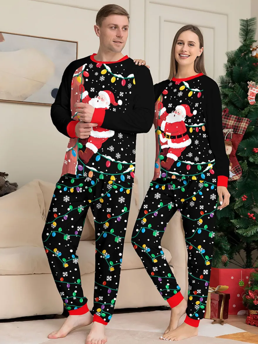 Pyjamas de Noël familiaux imprimés Père Noël noir et rouge et guirlandes lumineuses collection 2026