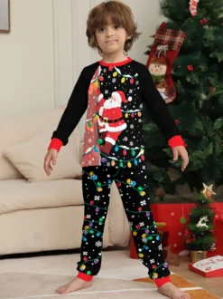 Pyjamas de Noël familiaux imprimés Père Noël noir et rouge et guirlandes lumineuses collection 2026