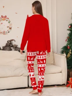 Pyjamas familiaux à imprimé sapin de Noël rouge et blanc et rennes collection fêtes 2026