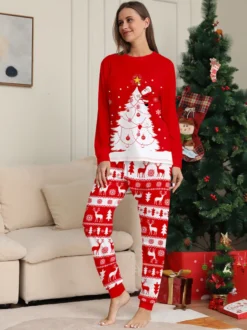 Pyjamas familiaux à imprimé sapin de Noël rouge et blanc et rennes collection fêtes 2026