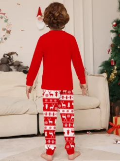 Pyjamas familiaux à imprimé sapin de Noël rouge et blanc et rennes collection fêtes 2026