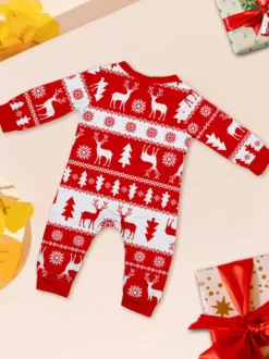 Pyjamas familiaux à imprimé sapin de Noël rouge et blanc et rennes collection fêtes 2026