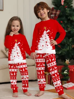 Pyjamas familiaux à imprimé sapin de Noël rouge et blanc et rennes collection fêtes 2026