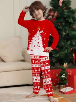 Pyjamas familiaux à imprimé sapin de Noël rouge et blanc et rennes collection fêtes 2026