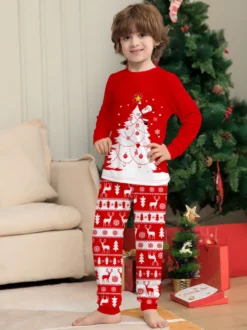 Pyjamas familiaux à imprimé sapin de Noël rouge et blanc et rennes collection fêtes 2026