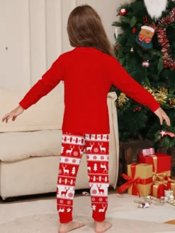 Pyjamas familiaux à imprimé sapin de Noël rouge et blanc et rennes collection fêtes 2026