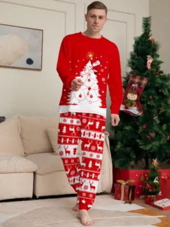 Pyjamas familiaux à imprimé sapin de Noël rouge et blanc et rennes collection fêtes 2026