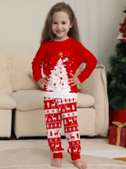 Pyjamas familiaux à imprimé sapin de Noël rouge et blanc et rennes collection fêtes 2026