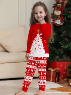 Pyjamas familiaux à imprimé sapin de Noël rouge et blanc et rennes collection fêtes 2026