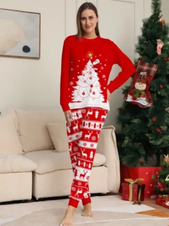 Pyjamas familiaux à imprimé sapin de Noël rouge et blanc et rennes collection fêtes 2026