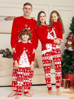 Pyjamas familiaux à imprimé sapin de Noël rouge et blanc et rennes collection fêtes 2026