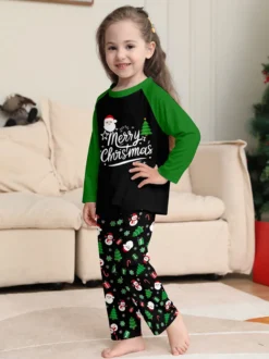 Pyjamas familiaux raglan noirs et verts à imprimé sapin et bonhomme de neige Joyeux Noël 2026