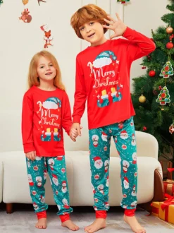 Pyjamas familiaux rouges et turquoise avec imprimé Joyeux Noël 2026