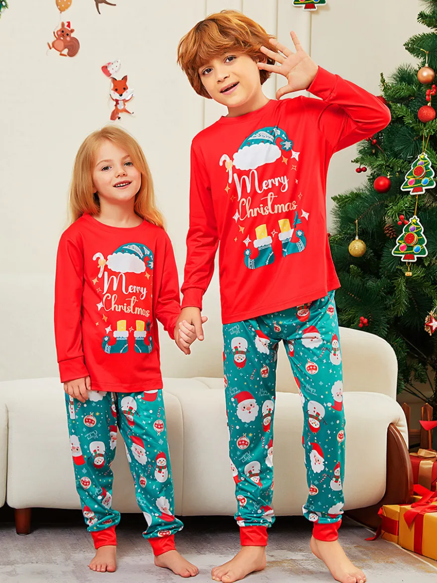 Pyjamas familiaux rouges et turquoise avec imprimé Joyeux Noël 2026