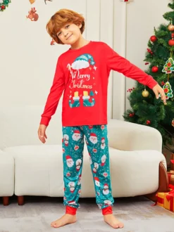 Pyjamas familiaux rouges et turquoise avec imprimé Joyeux Noël 2026