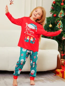 Pyjamas familiaux rouges et turquoise avec imprimé Joyeux Noël 2026