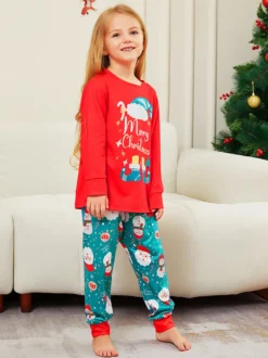 Pyjamas familiaux rouges et turquoise avec imprimé Joyeux Noël 2026