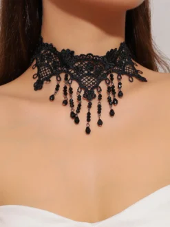 ras-de-cou vintage en dentelle festonnée plusieurs rangs pendentif à pompon en cristal noir style gothique affirmé.
