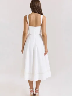 Robe blanche chic mi-longue sans manches et bustier pour une soirée en amoureux