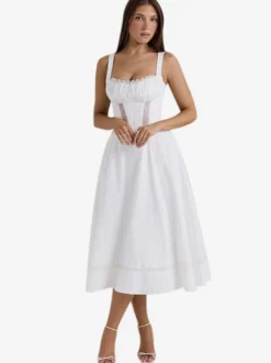 Robe blanche chic mi-longue sans manches et bustier pour une soirée en amoureux