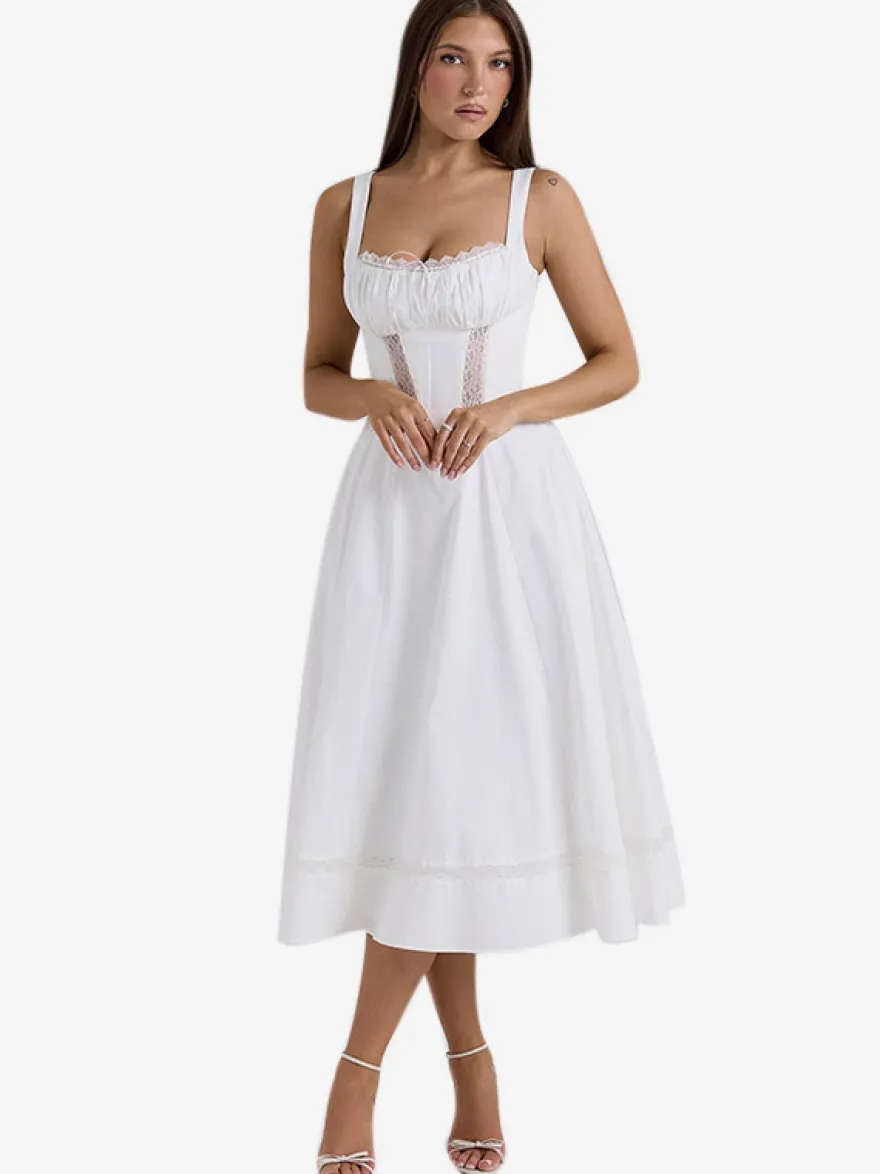 Robe blanche chic mi-longue sans manches et bustier pour une soirée en amoureux
