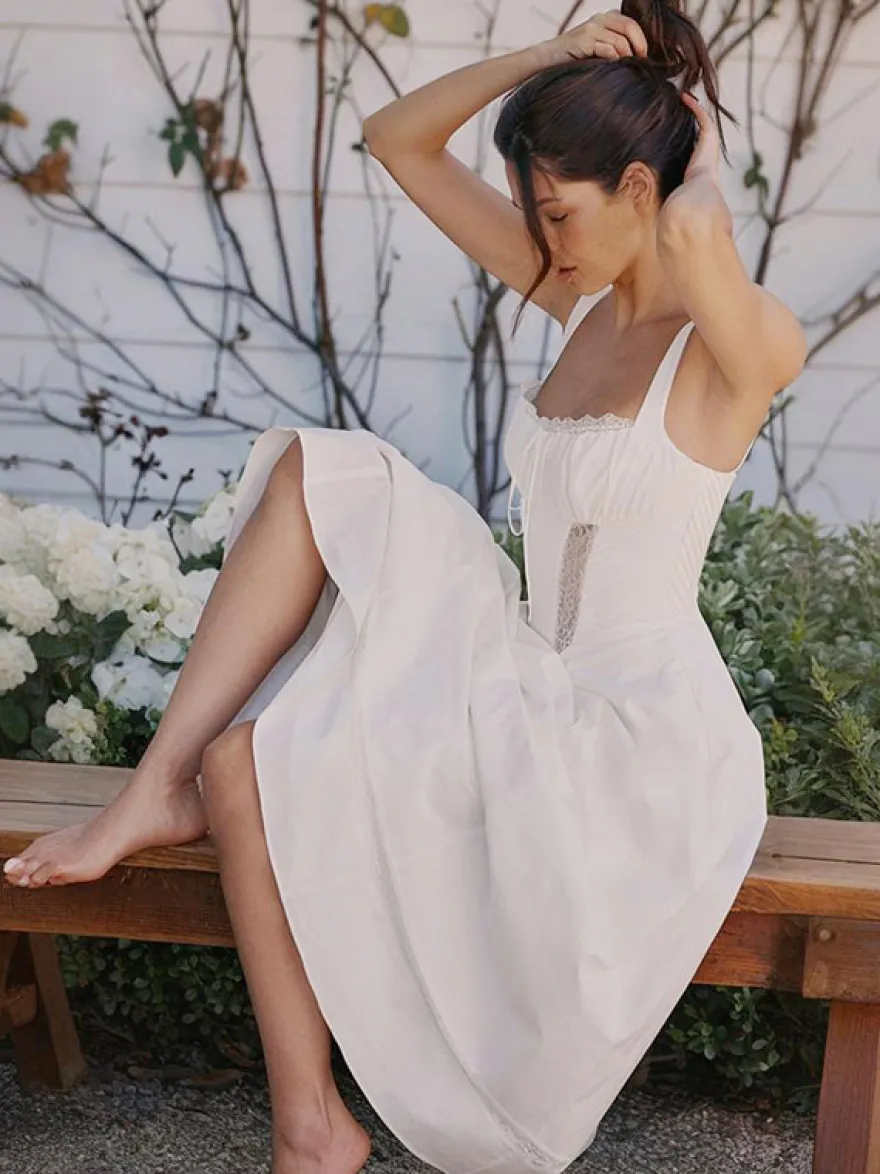 Robe blanche chic mi-longue sans manches et bustier pour une soirée en amoureux