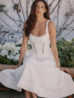 Robe blanche chic mi-longue sans manches et bustier pour une soirée en amoureux