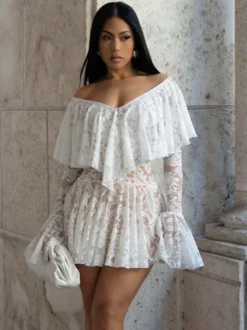 Robe blanche chic mini en dentelle à manches longues et épaules dénudées idéale pour un rendez-vous galant.