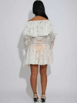Robe blanche chic mini en dentelle à manches longues et épaules dénudées idéale pour un rendez-vous galant.