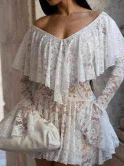 Robe blanche chic mini en dentelle à manches longues et épaules dénudées idéale pour un rendez-vous galant.