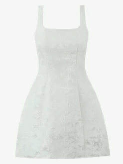Robe blanche chic à nœuds sculptants et sans manches col carré idéale pour une soirée romantique.