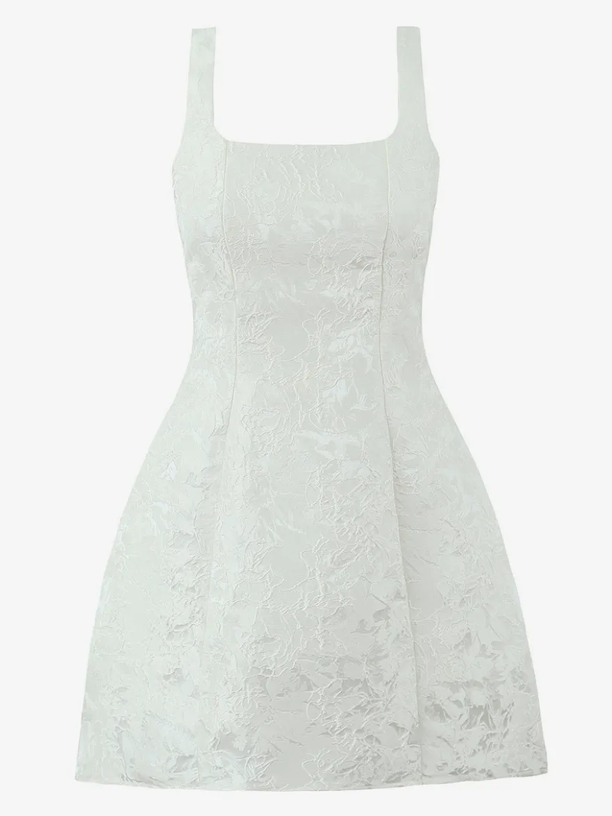 Robe blanche chic à nœuds sculptants et sans manches col carré idéale pour une soirée romantique.