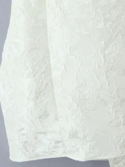 Robe blanche chic à nœuds sculptants et sans manches col carré idéale pour une soirée romantique.