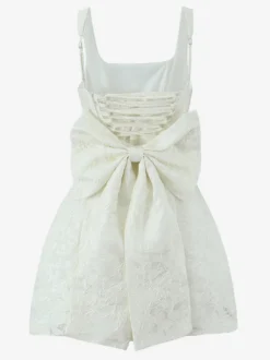 Robe blanche chic à nœuds sculptants et sans manches col carré idéale pour une soirée romantique.