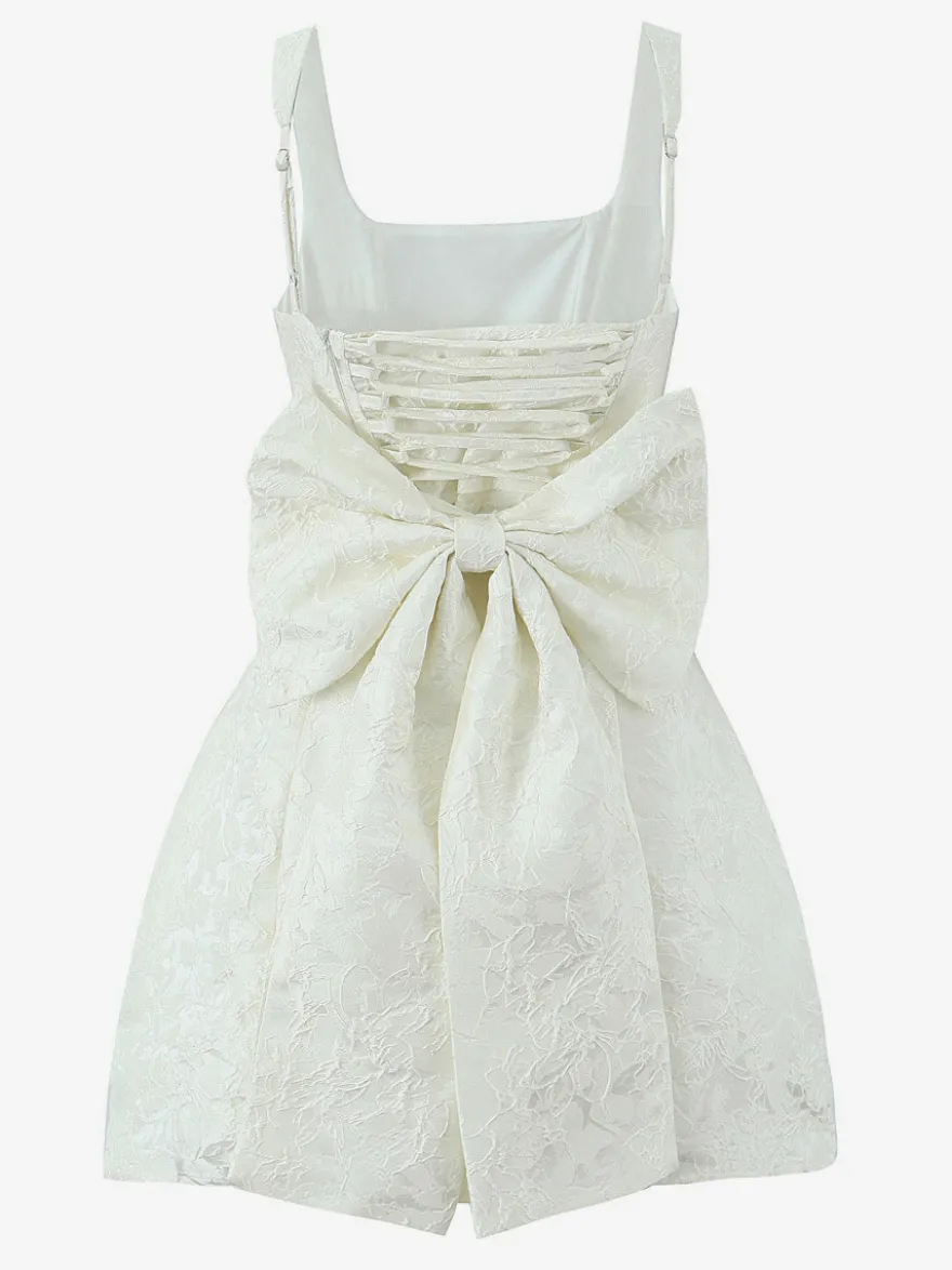Robe blanche chic à nœuds sculptants et sans manches col carré idéale pour une soirée romantique.