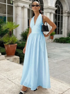 Robe blanche cintrée et élégante à col en V parfaite pour les événements estivaux.