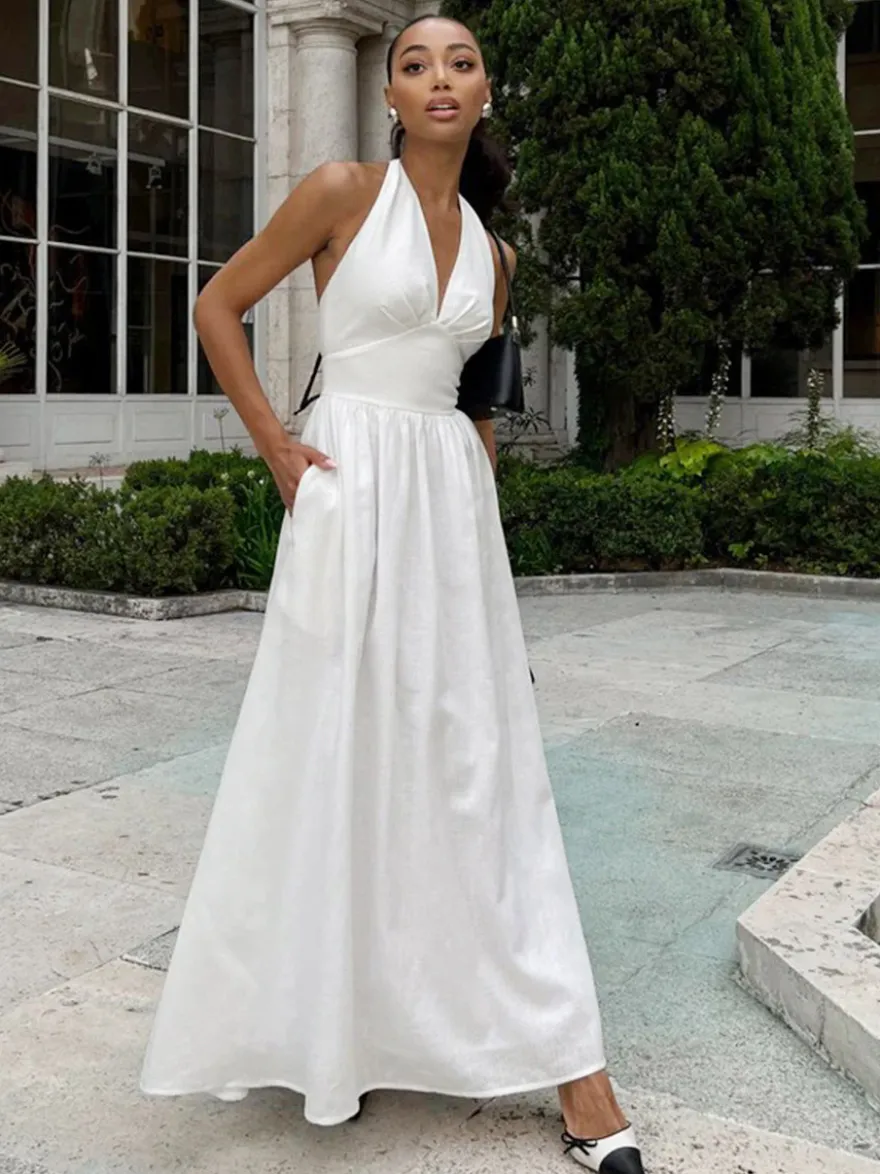 Robe blanche cintrée et élégante à col en V parfaite pour les événements estivaux.