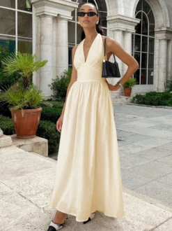 Robe blanche cintrée et élégante à col en V parfaite pour les événements estivaux.