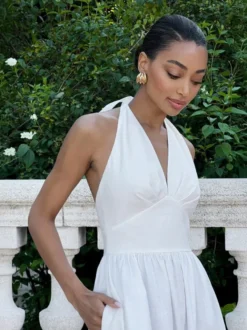Robe blanche cintrée et élégante à col en V parfaite pour les événements estivaux.