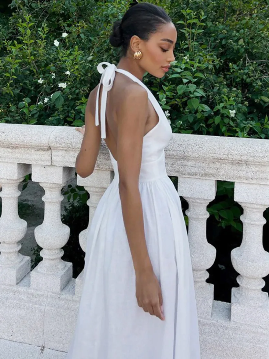Robe blanche cintrée et élégante à col en V parfaite pour les événements estivaux.