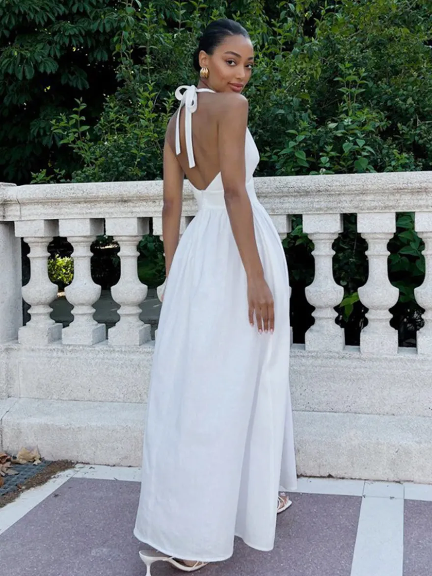 Robe blanche cintrée et élégante à col en V parfaite pour les événements estivaux.